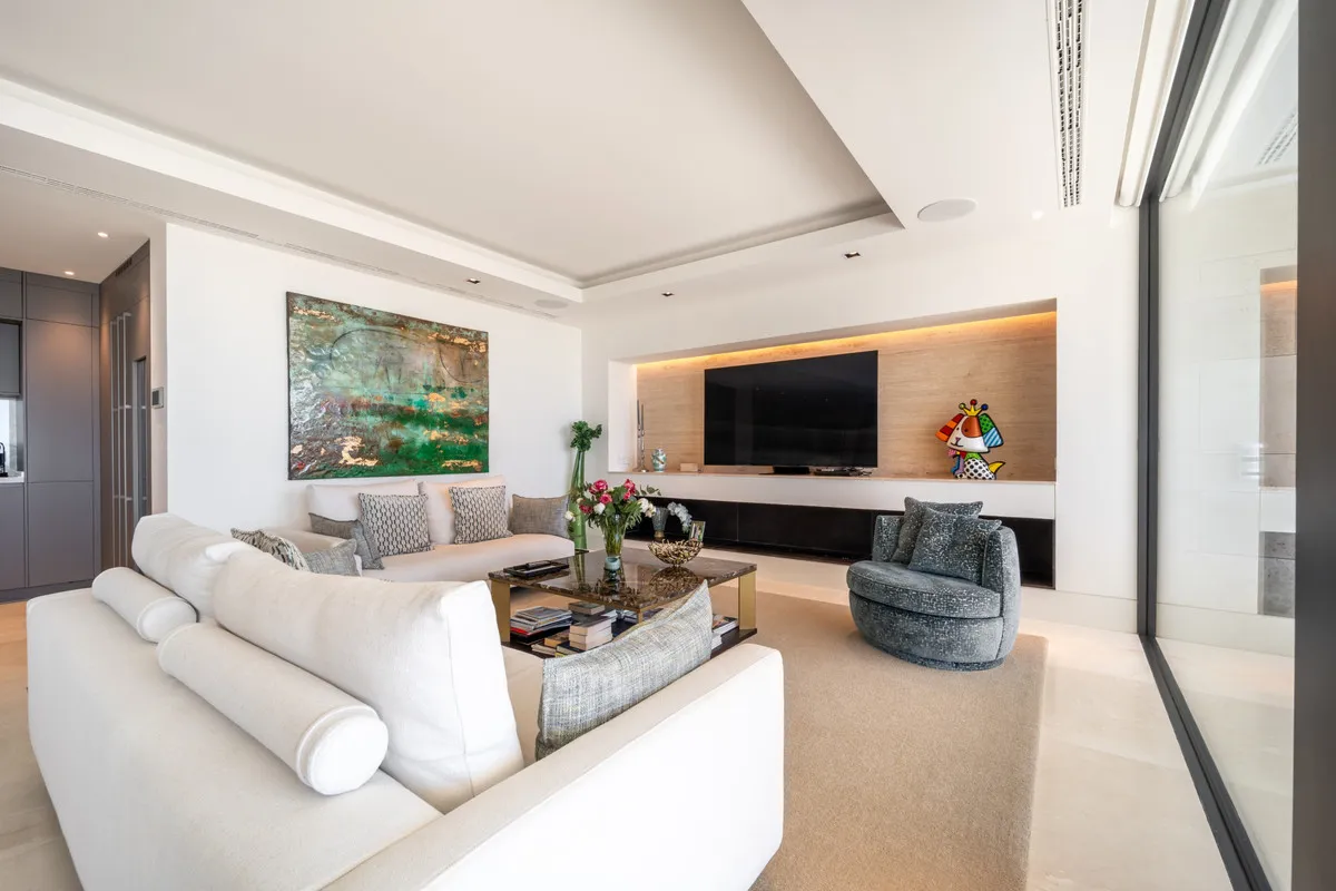 c10108b2-f944-408f-a1b6-cf0e6e72b74a