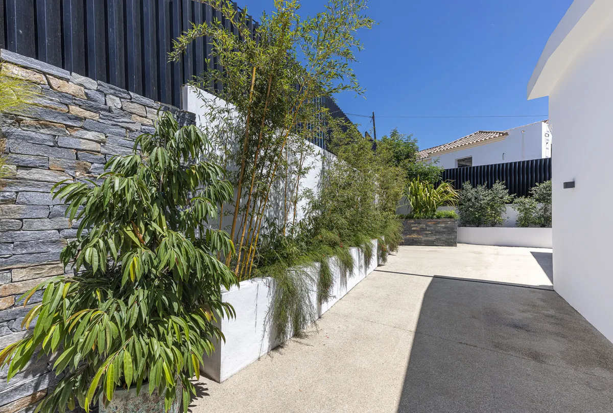 e2f01adf-4780-49c1-97f3-70a986ddd7e2