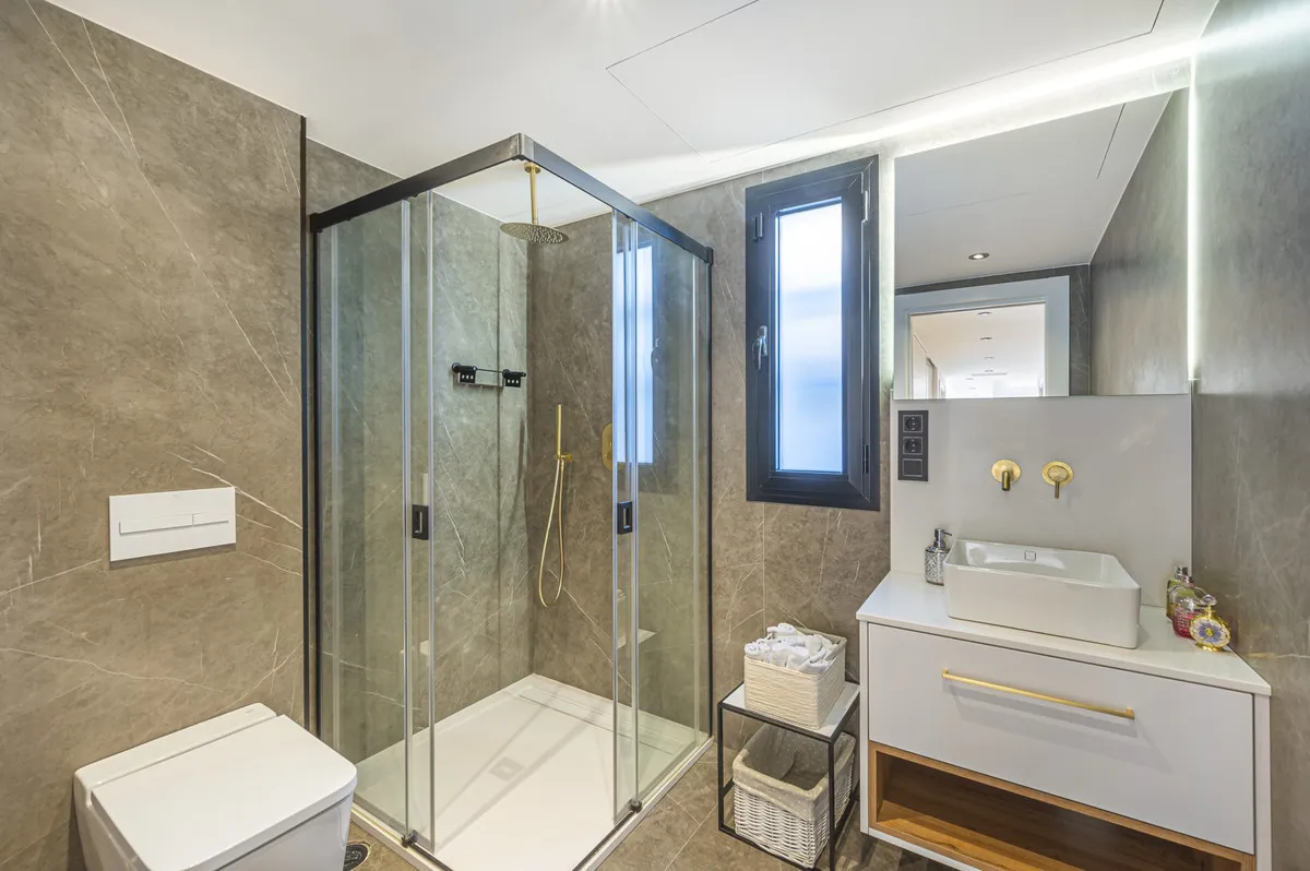 f4676d54-903d-4b36-b976-37105487c246