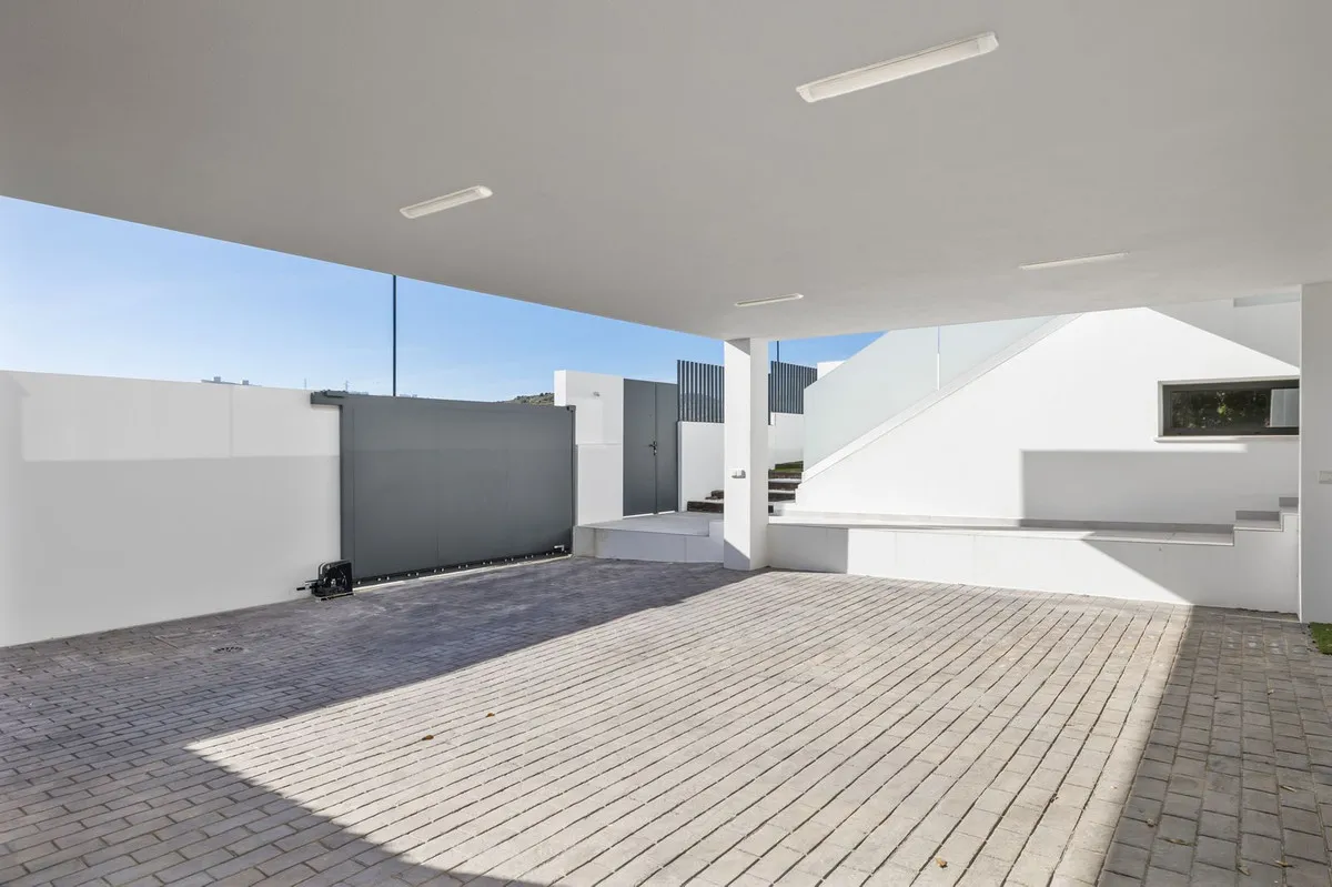 21bdf4b6-a084-4fda-bece-0546a190802b