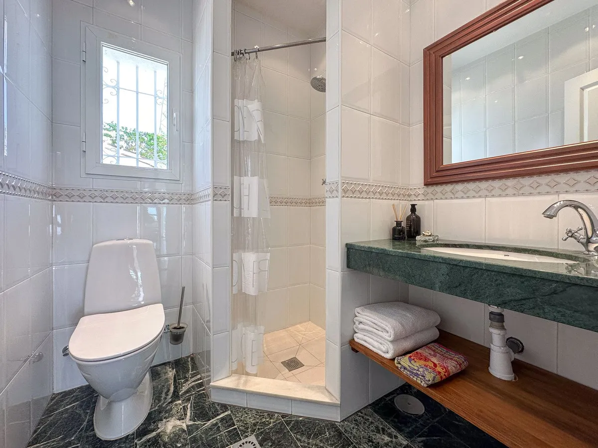 f982a777-7b84-4070-93ae-0abd32866e88