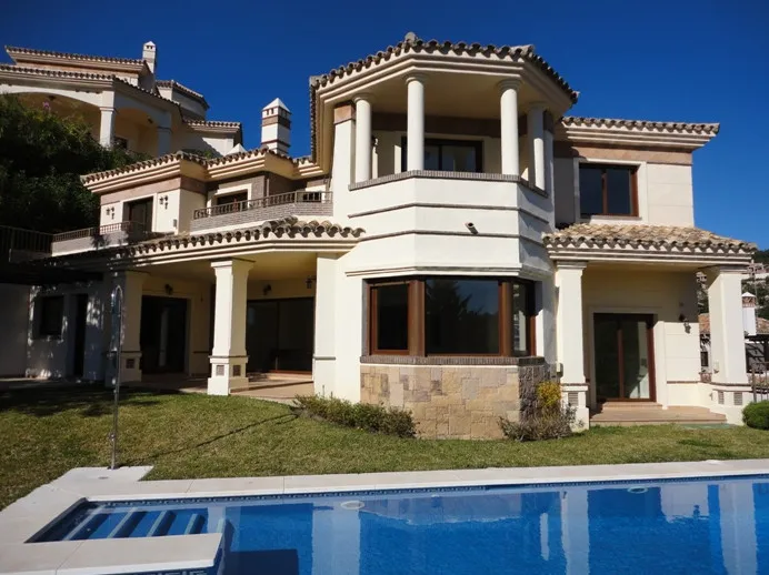 Luxurious 5-Bed Mediterranean Villa in Los Arqueros Golf