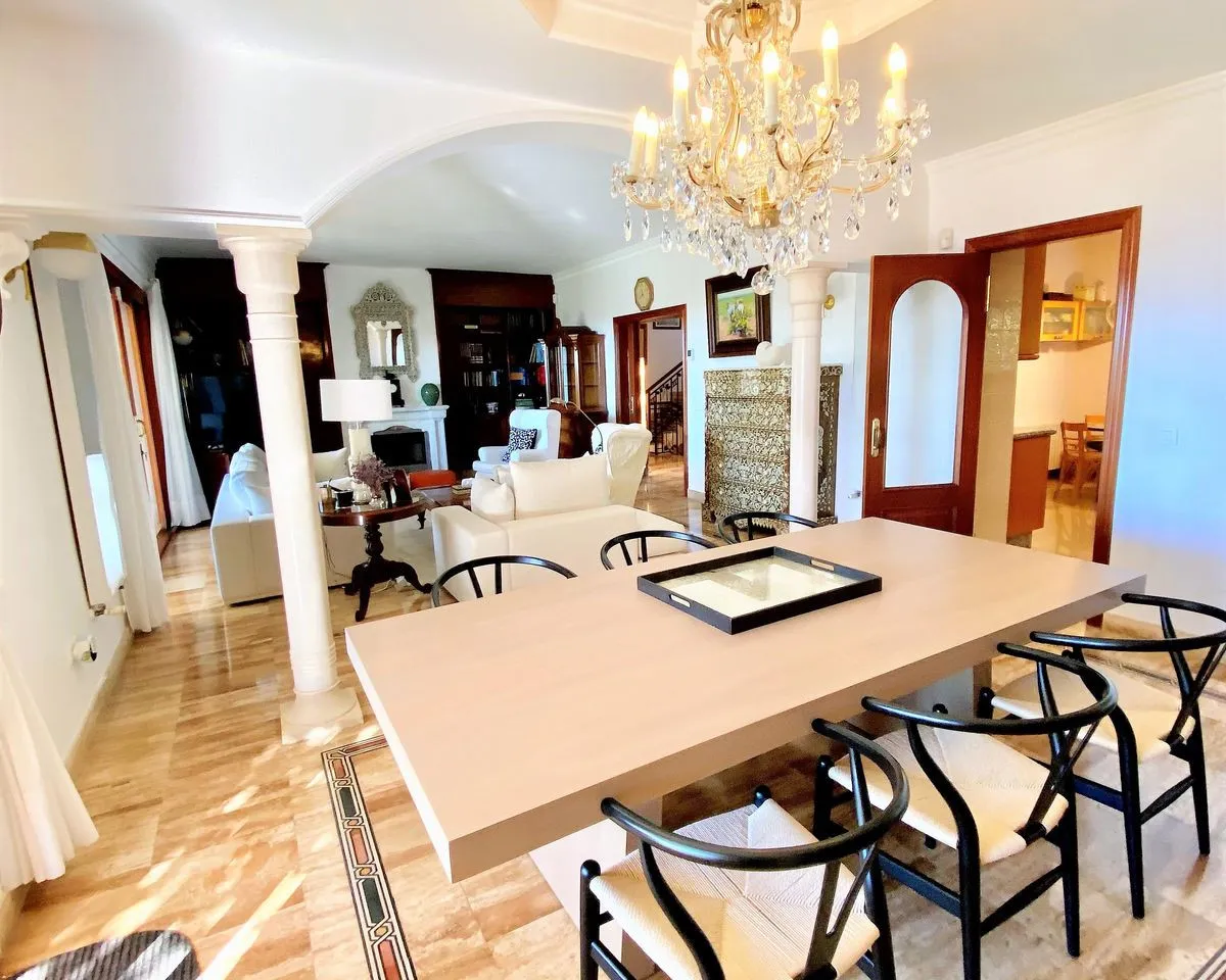 e2428a99-3089-4c33-9a99-4186a7c6c3d1