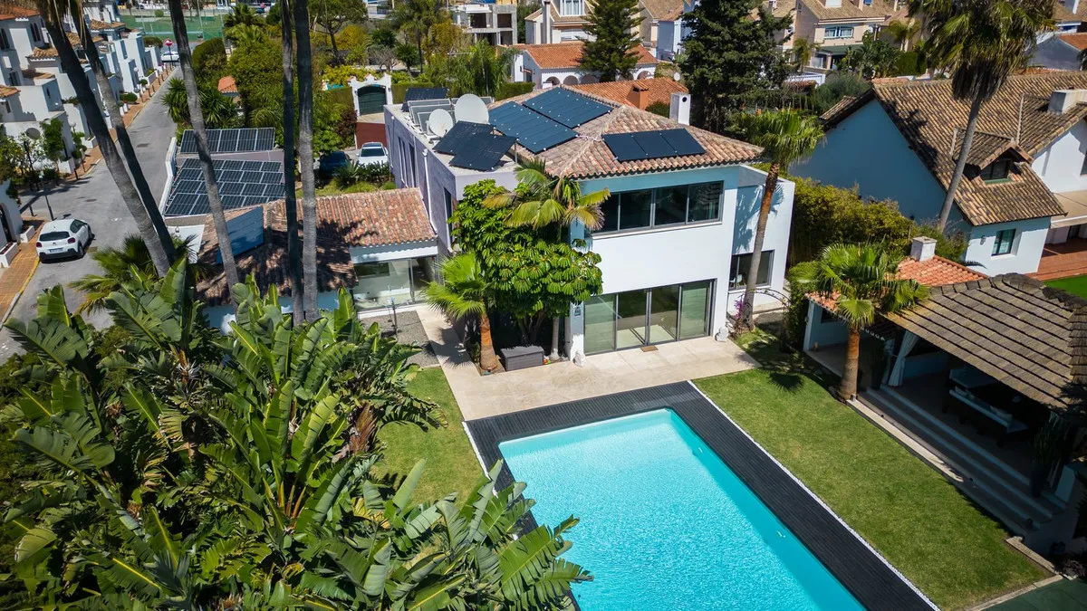 b3ce4f81-fe63-4c33-93b0-a3d75d818b78