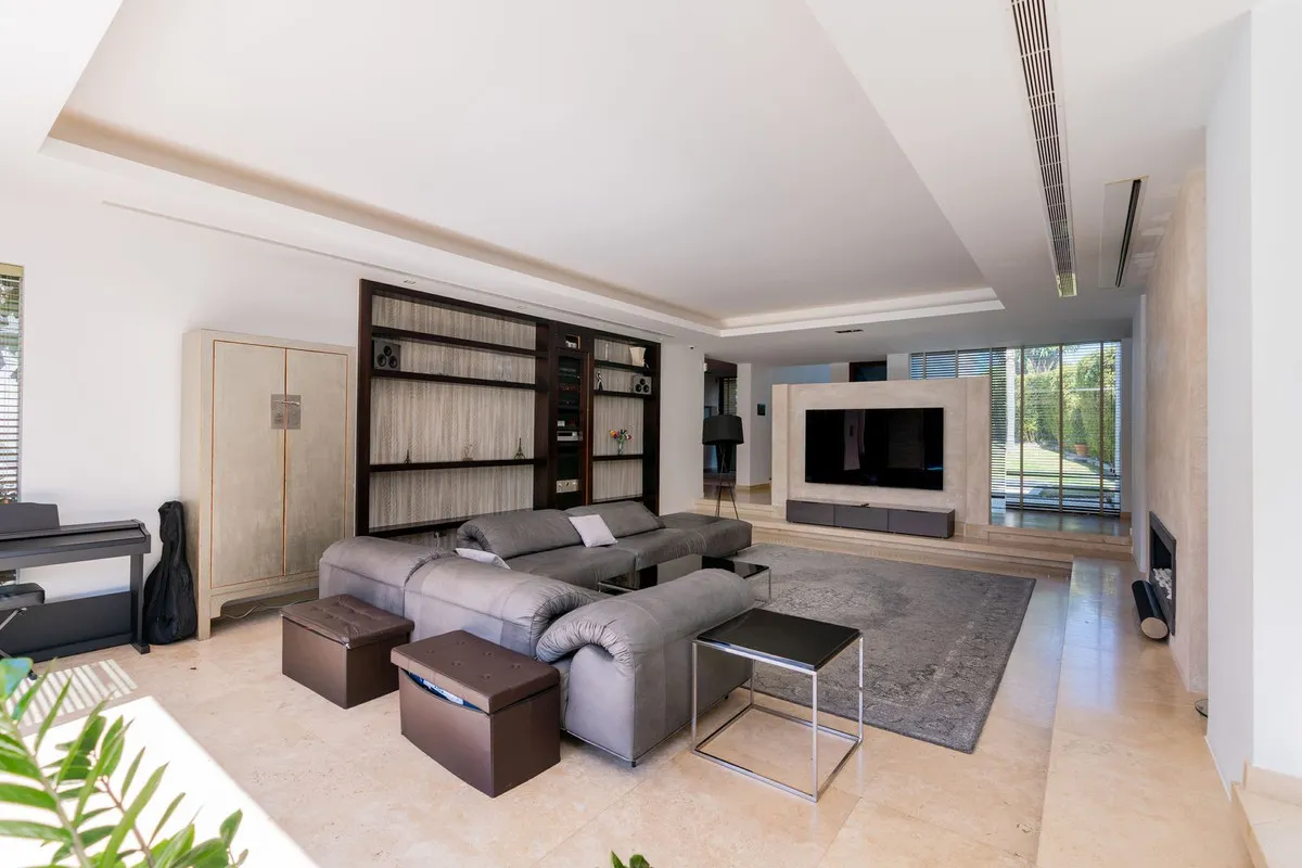 c37346a0-cdcc-4424-b9b4-845bf5819607