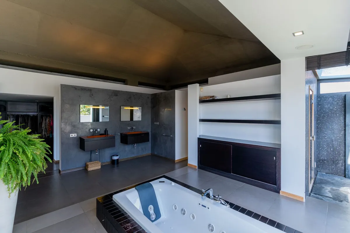 e75c82c9-978f-401b-81e6-51c9a91bd70e