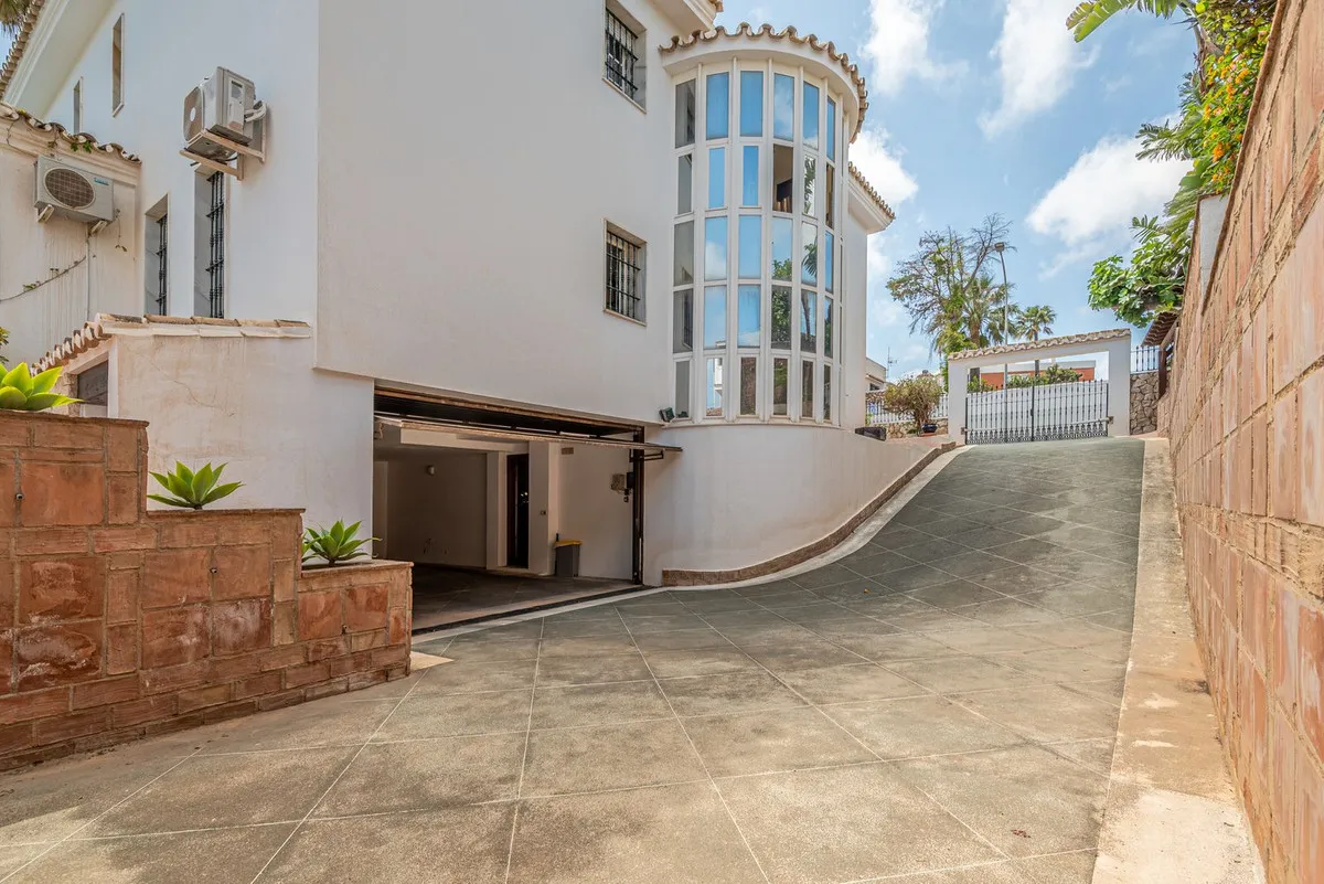 b2dbe49b-550e-492b-98e8-087a7f74666b