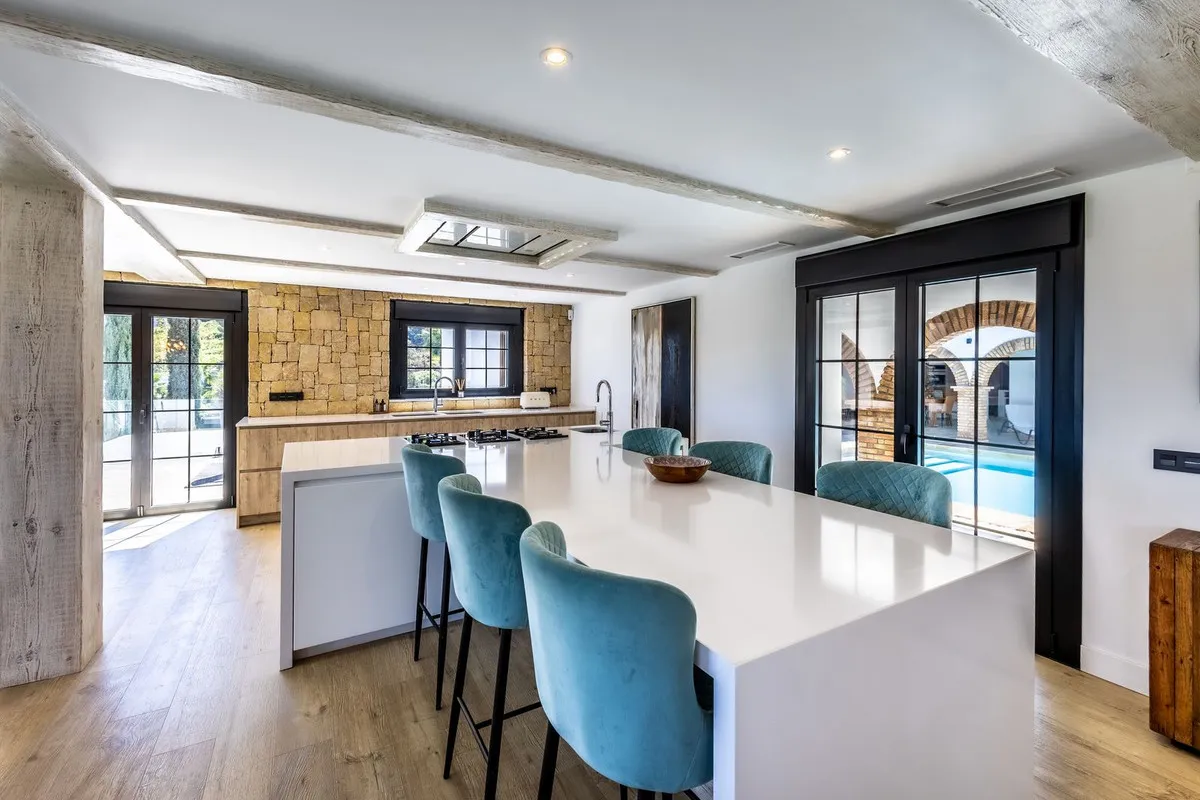 23268379-5c2e-44cf-8162-78d8185e2153