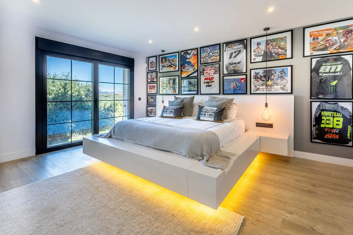 e0867563-b562-4aff-b2c2-398960bc3ea2