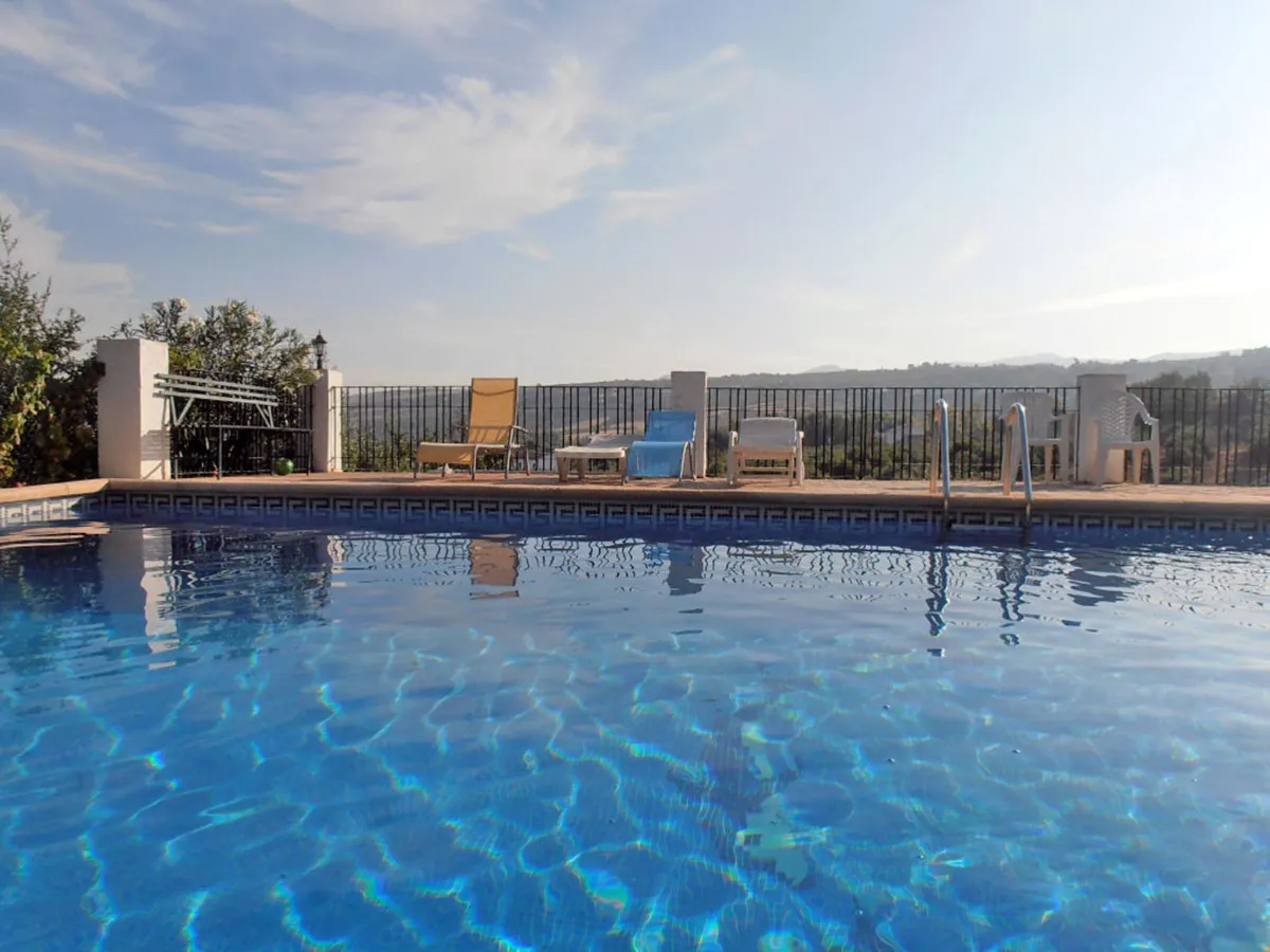 4b08c657-90c1-42a9-8d46-aef736e67926