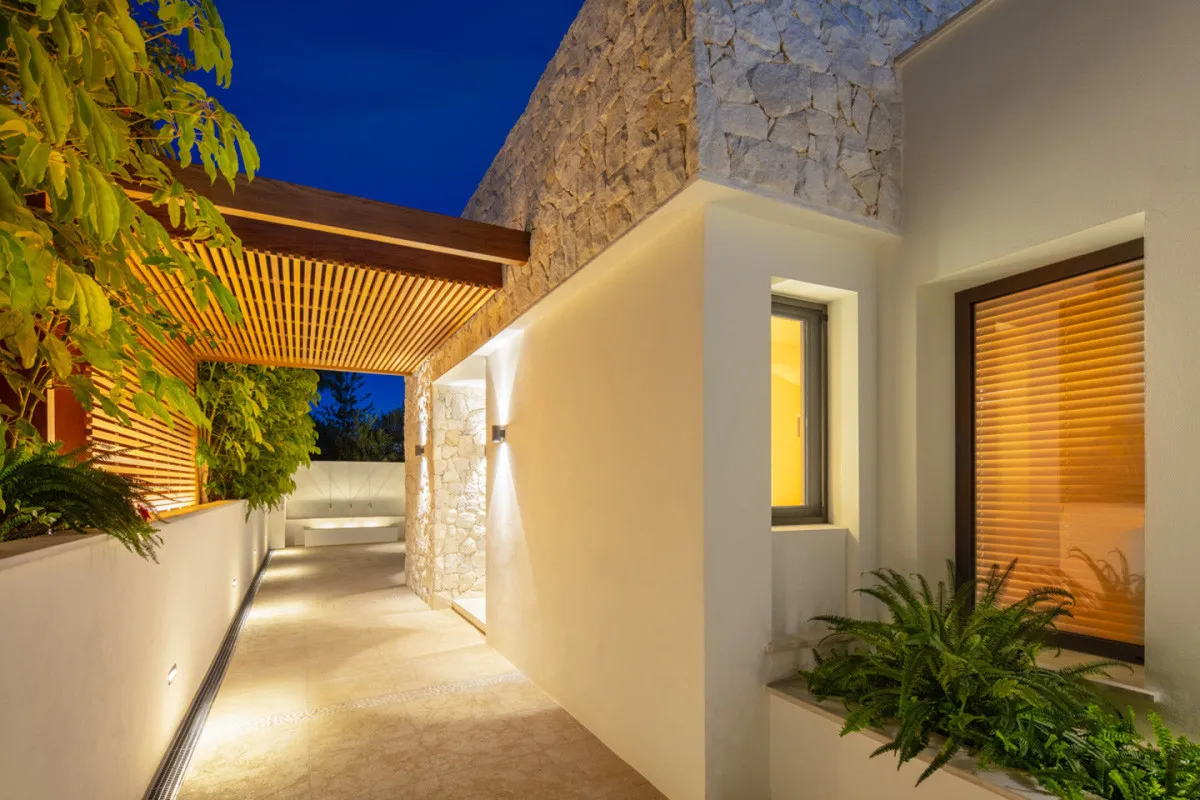 beb5f93d-ed86-495e-a254-2c0ef47c9a84