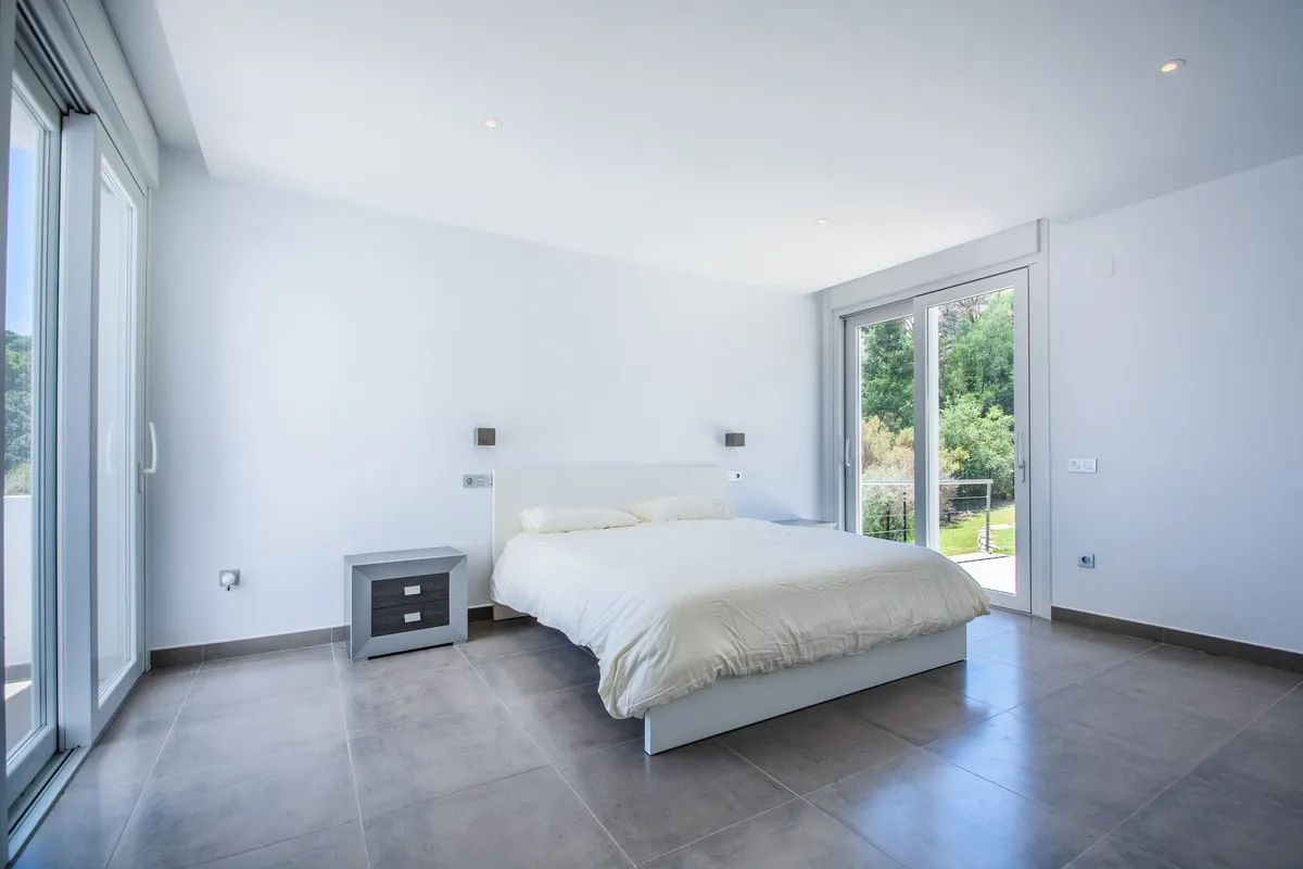 7afda998-603a-46f1-9aec-59b6f9d93bcb