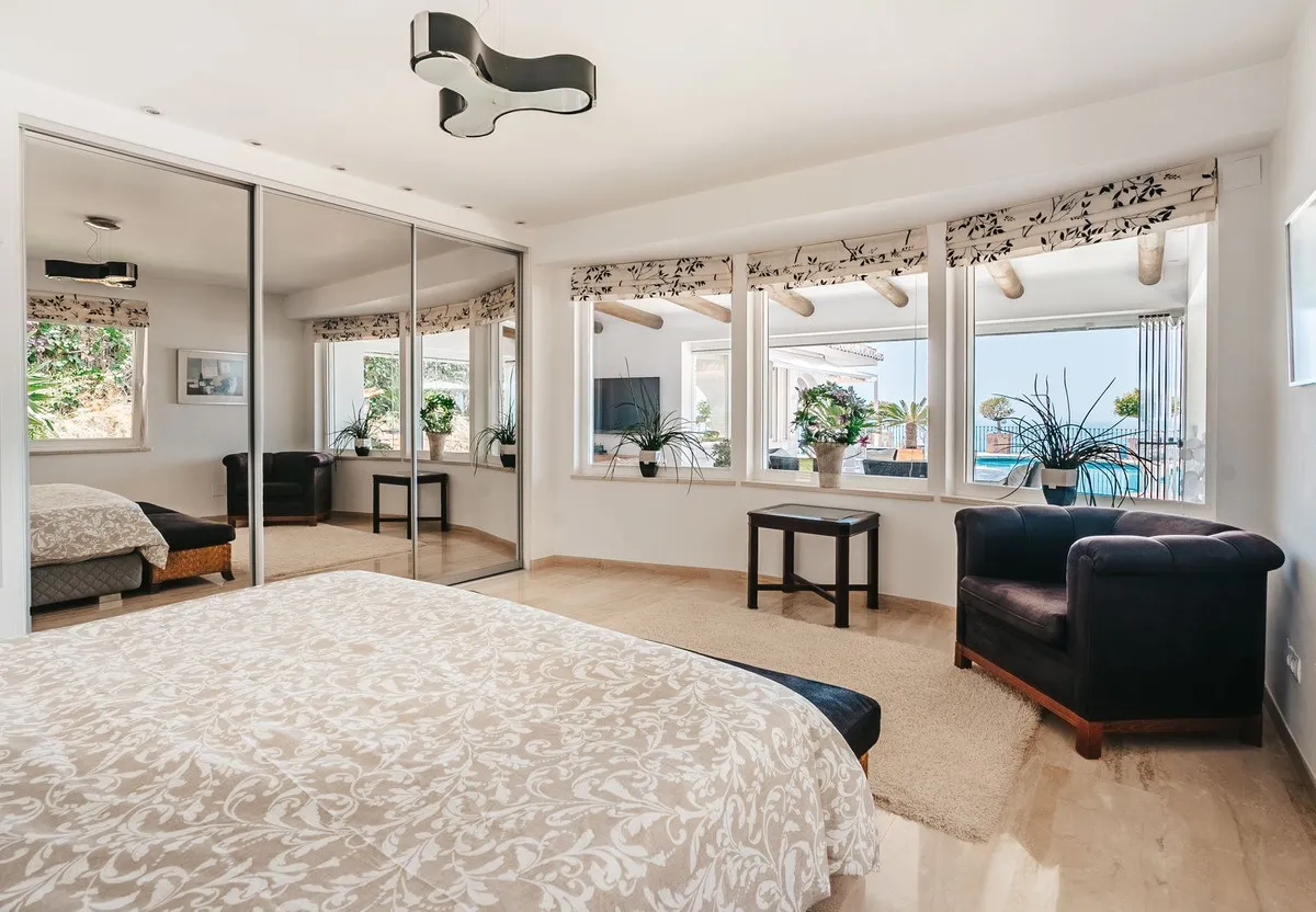 8051d914-0f3d-4f04-9e59-b25de471d2c6