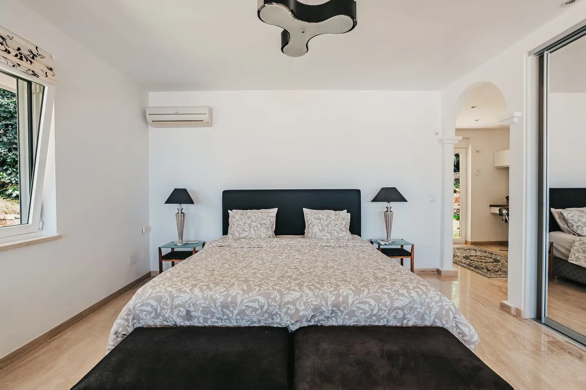 8e82173e-6900-41bf-8f37-b57666c9b86e