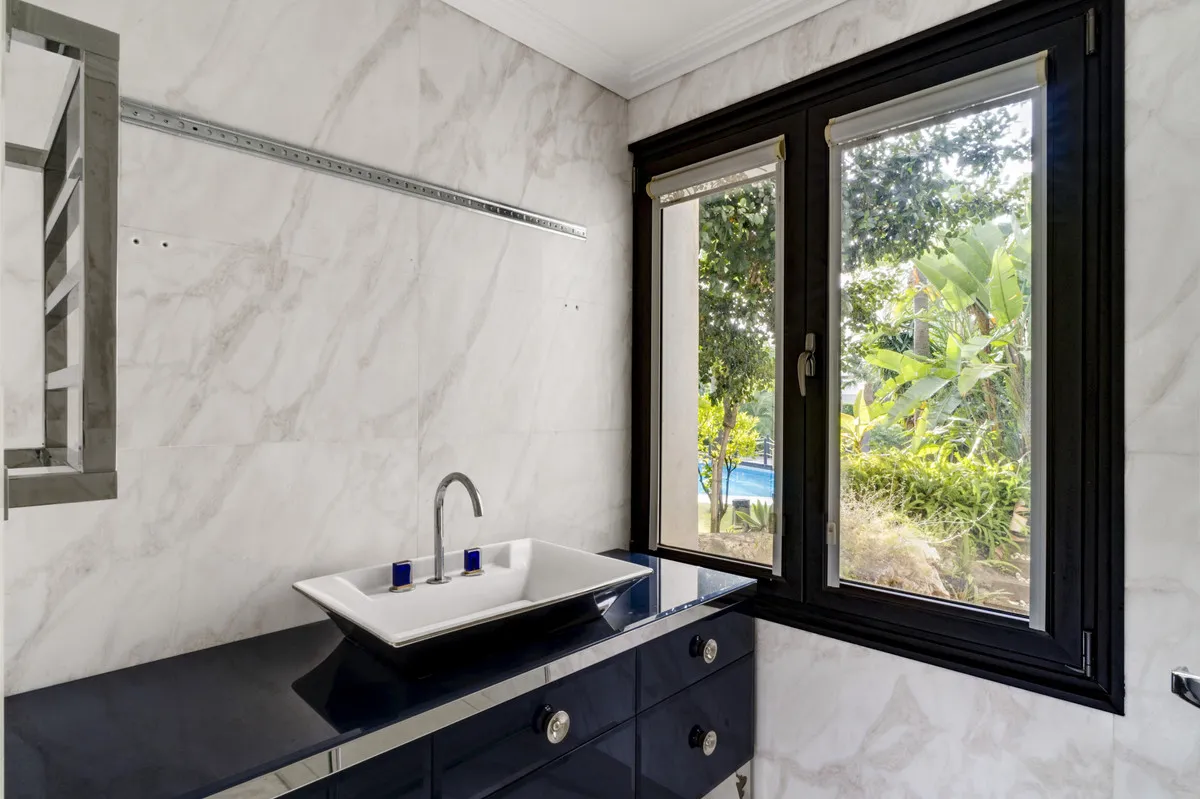 81167023-f236-4d6c-9d25-9006a951d6ba