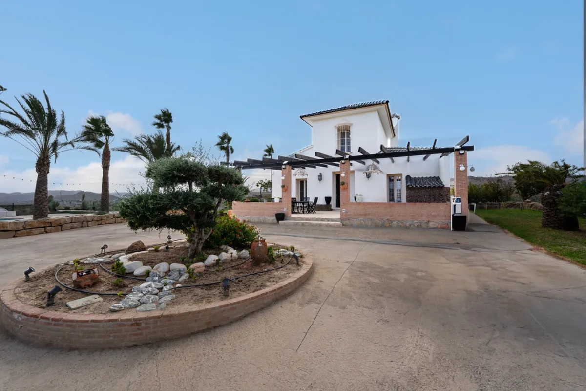 f7f1b695-968c-453a-a857-1929372ae2f8