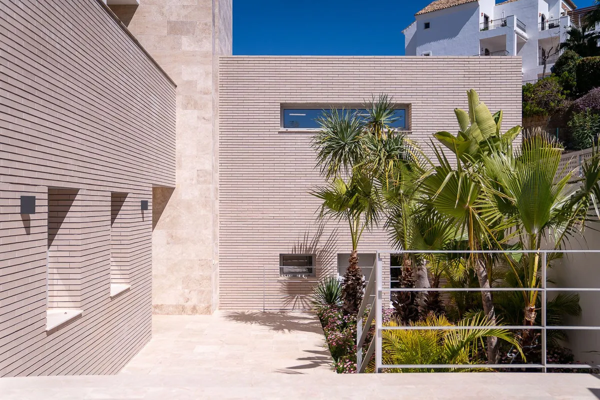 d6b86164-01d5-4dab-b012-810852a6d2b5