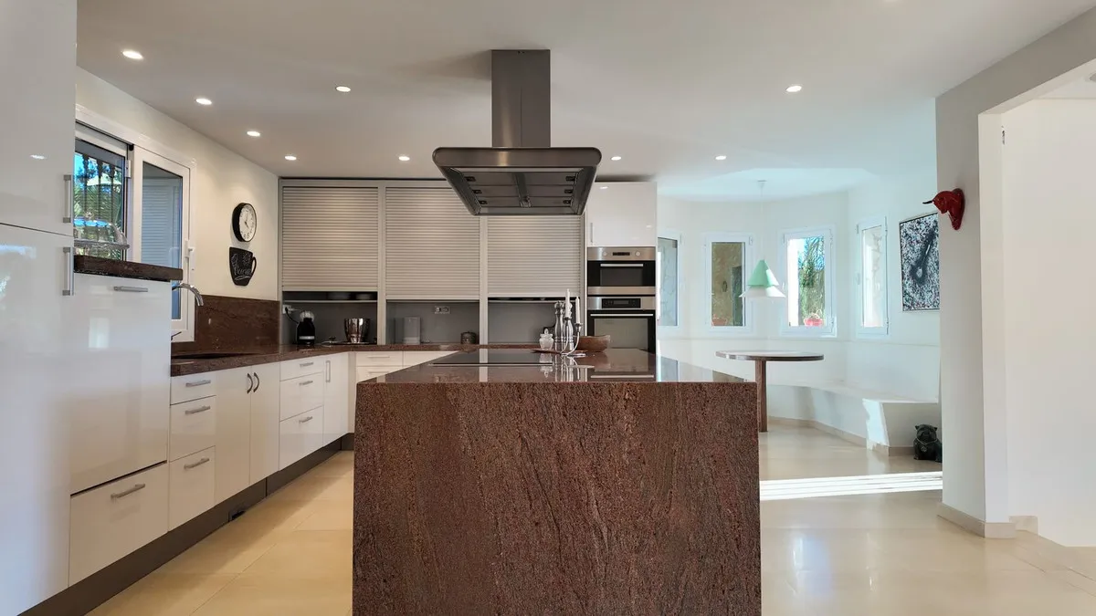 87986763-2c7b-424c-984f-0e31d6398871