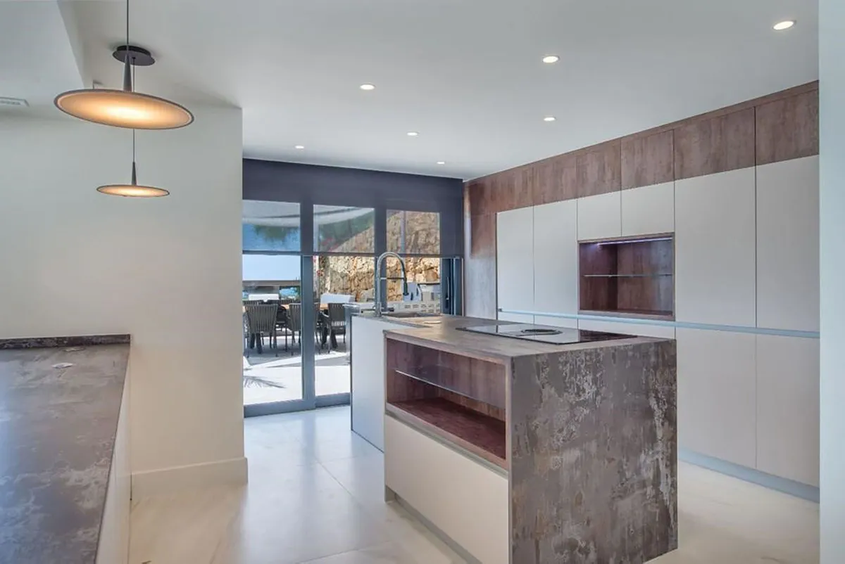 9b6e7129-240c-4bf1-8952-69c365f334d5