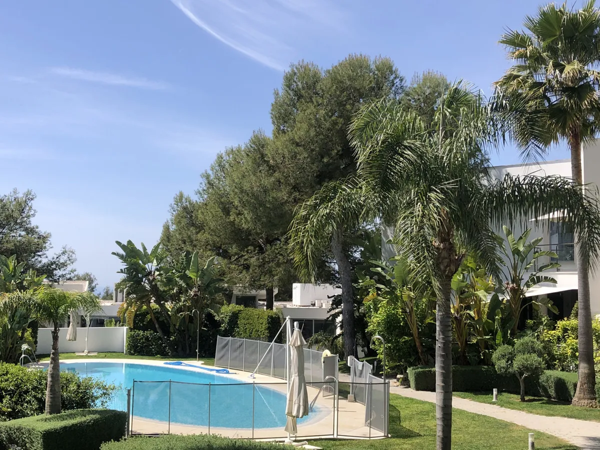 6099ad9d-d8e8-4669-adbf-eab59d09d3f4