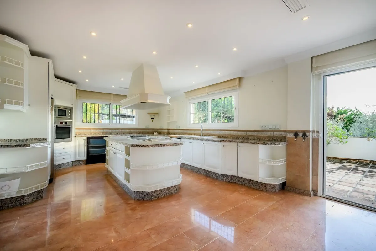 380ed949-e1c1-4aab-85fd-493b56d73df7