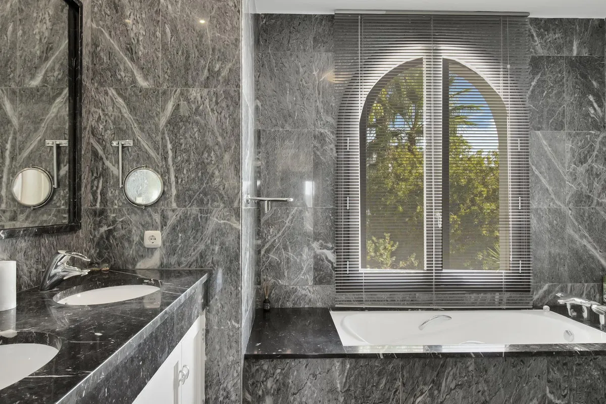 945a2d8d-e096-4178-8923-218491104689