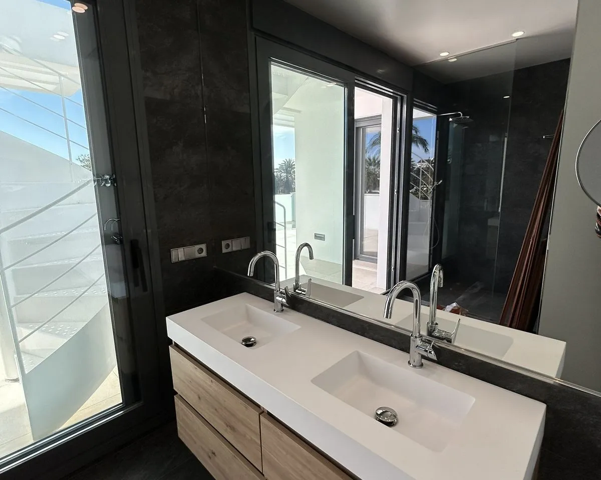 b7773b17-58df-42a5-84be-ce88138b2039