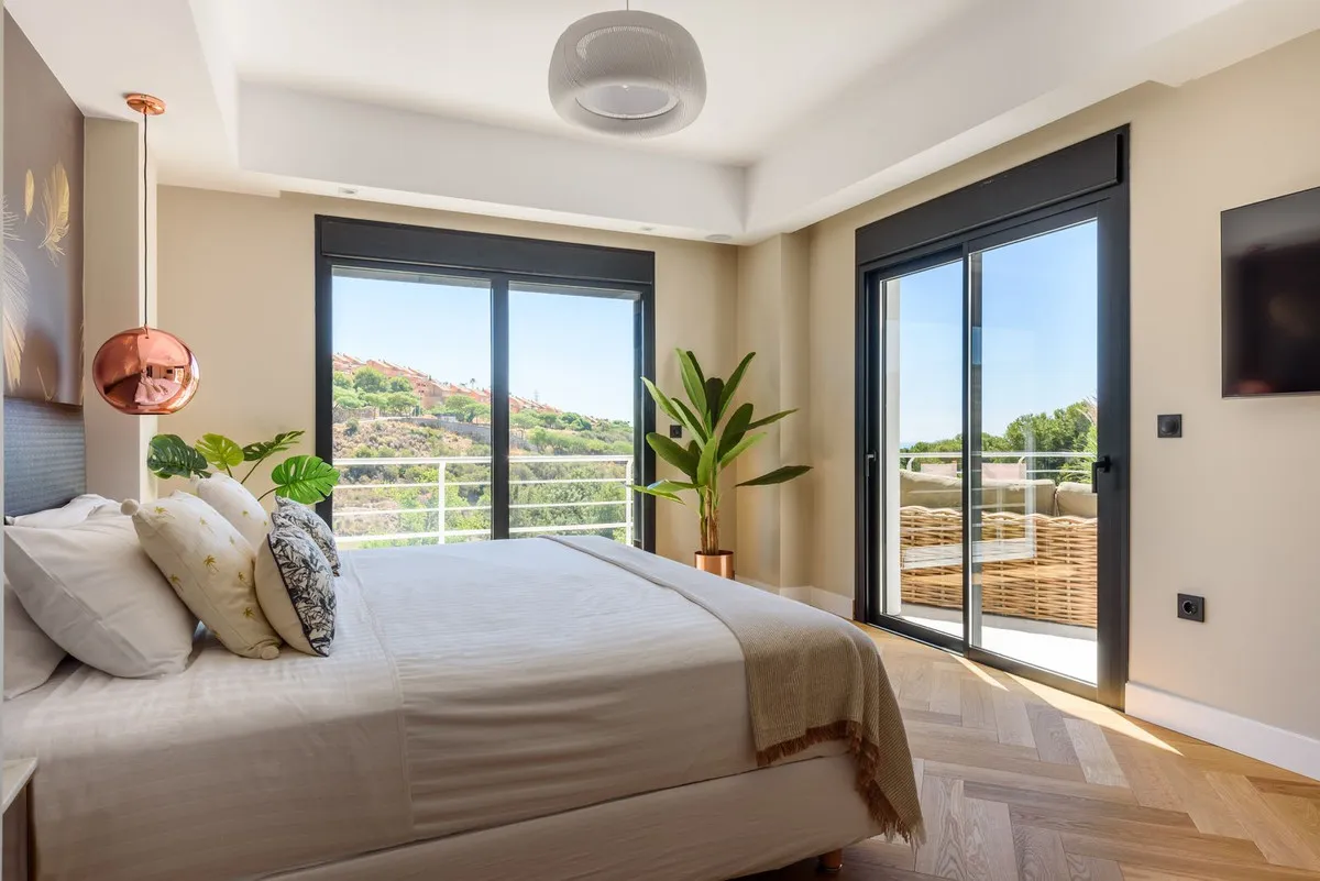 e220d975-77d6-4b3c-bfcd-3062e0b70dc7