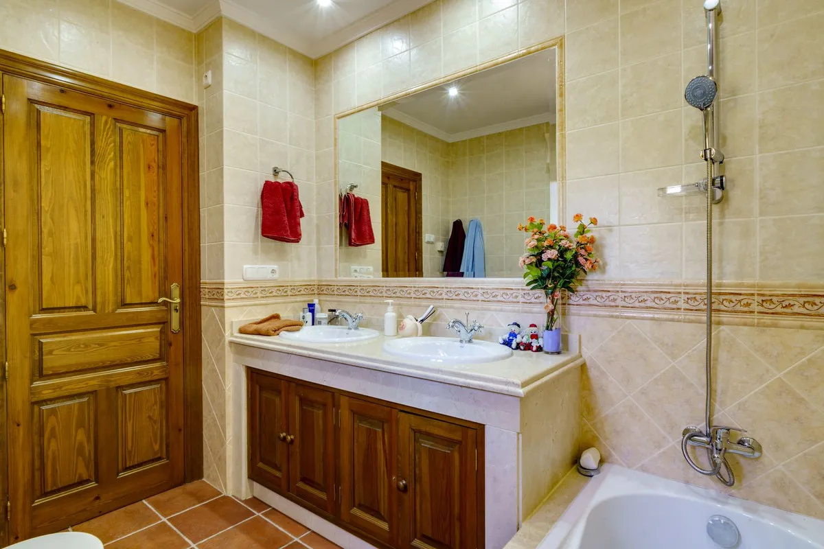 ea920ca9-a5c0-482f-bfa8-8341893ff3ac