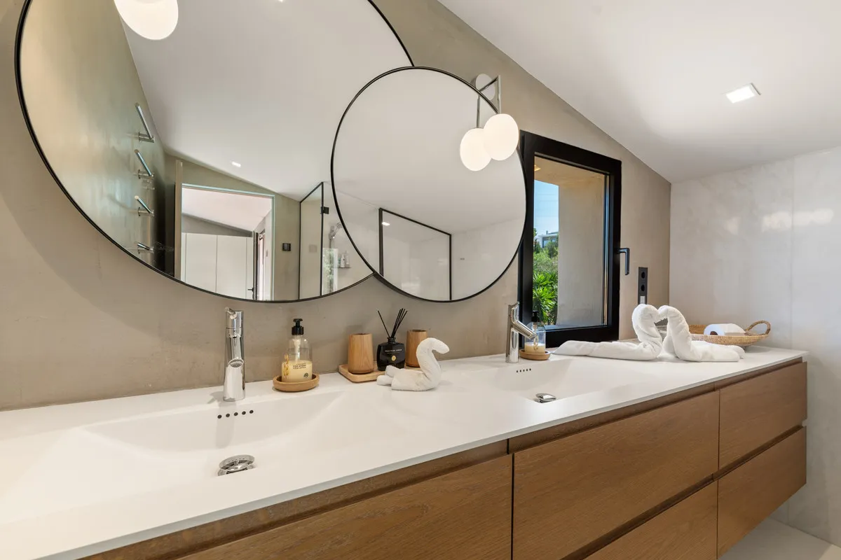 fa210e03-3a5d-441c-b002-7844e5a8b55a