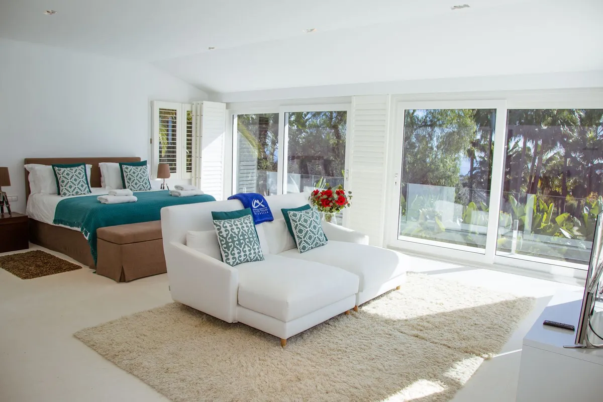 2051ba61-56d8-42f8-810e-cab87fb75df3