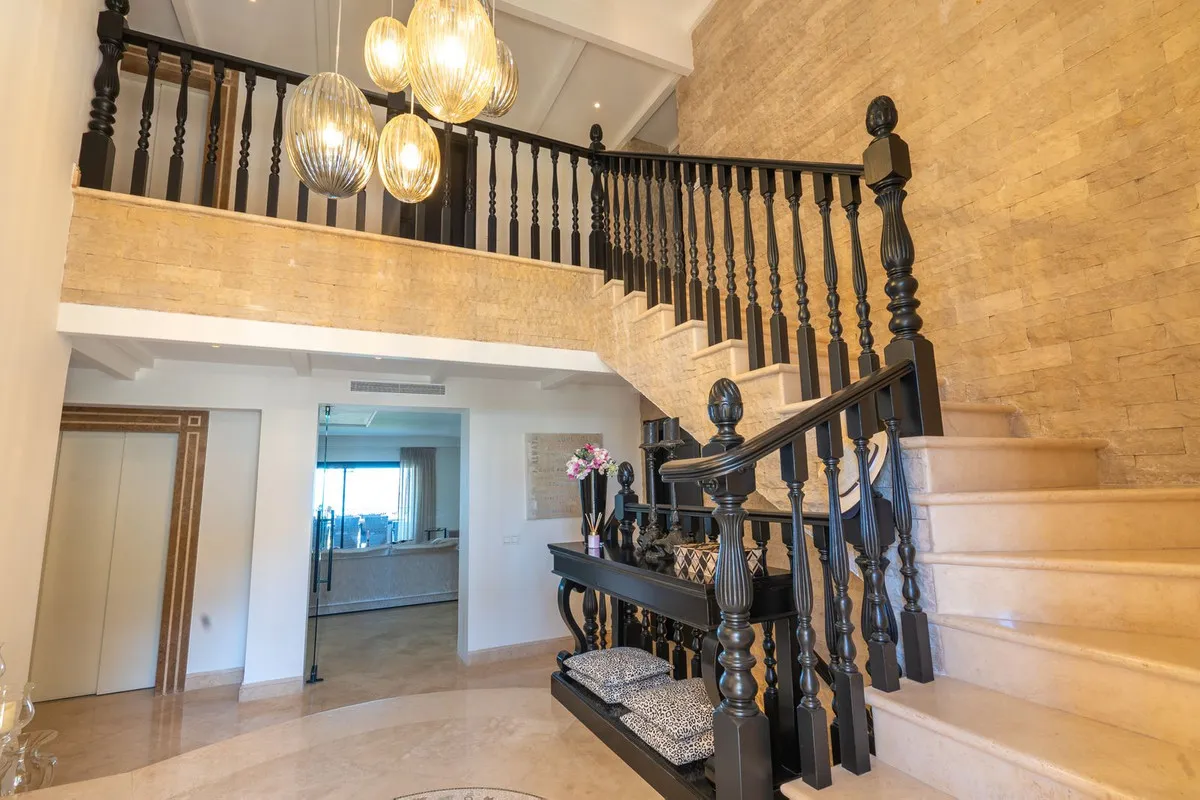 c4735976-5de3-4183-bf01-fa48e2a2394d