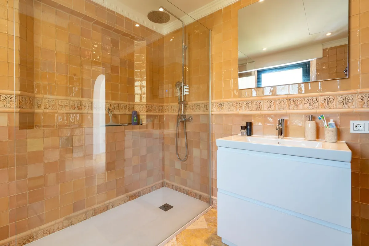 e5cc714d-9f85-4931-8819-3d6a4ce49700