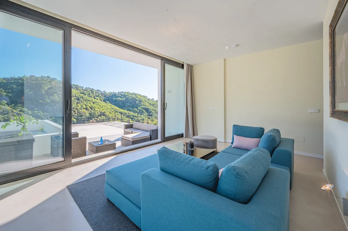 05dc5995-f649-4324-ac52-f8d40c7db537