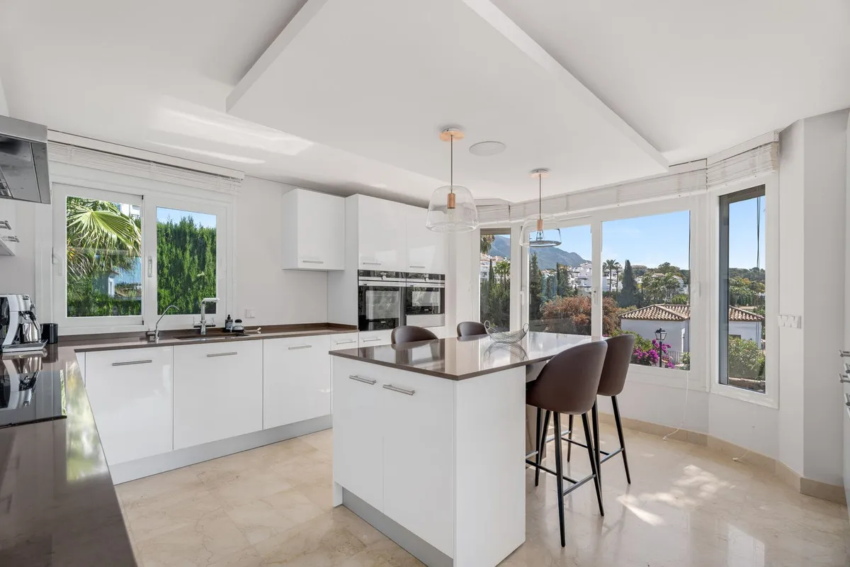 dec9a802-5a00-4fd9-a520-0bddc7f75106