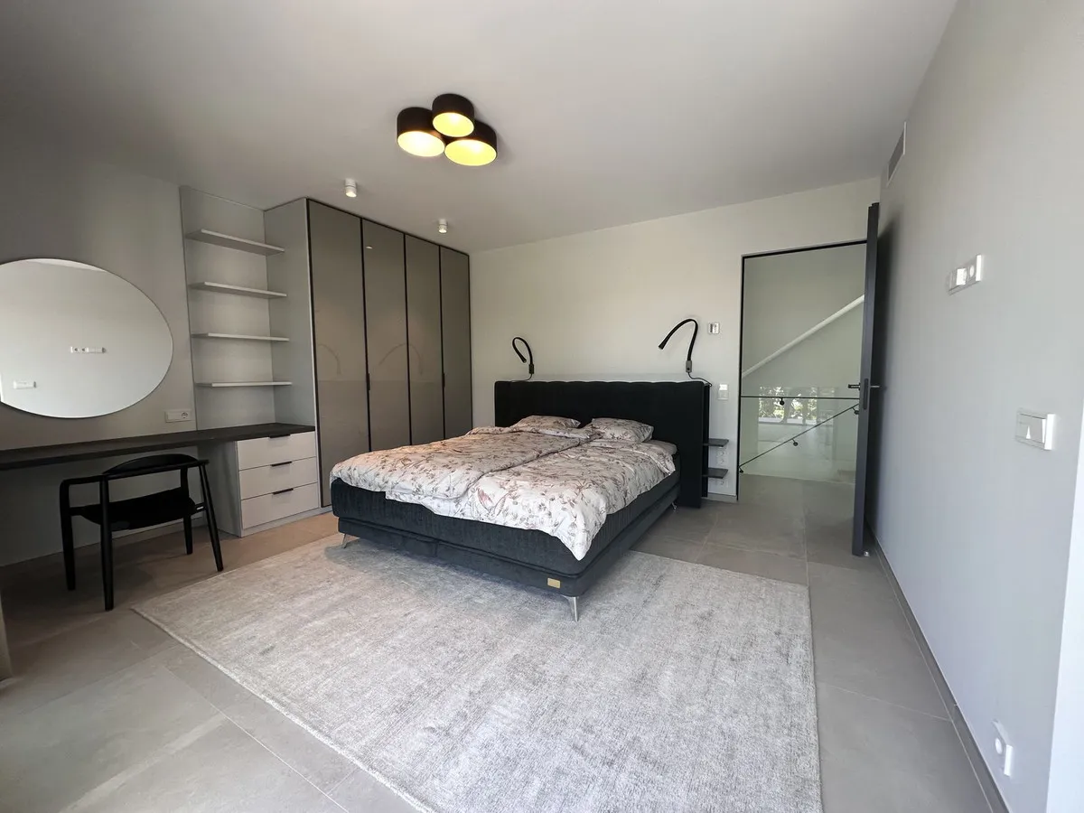 f7cb5556-c088-4d26-ad30-9374aa4f0d42