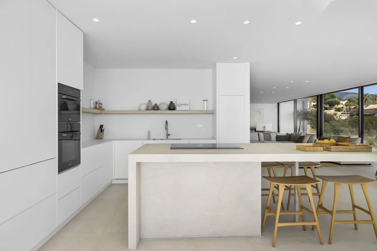 b4aa93bc-c5a1-4e3e-b048-d5eab60120fa