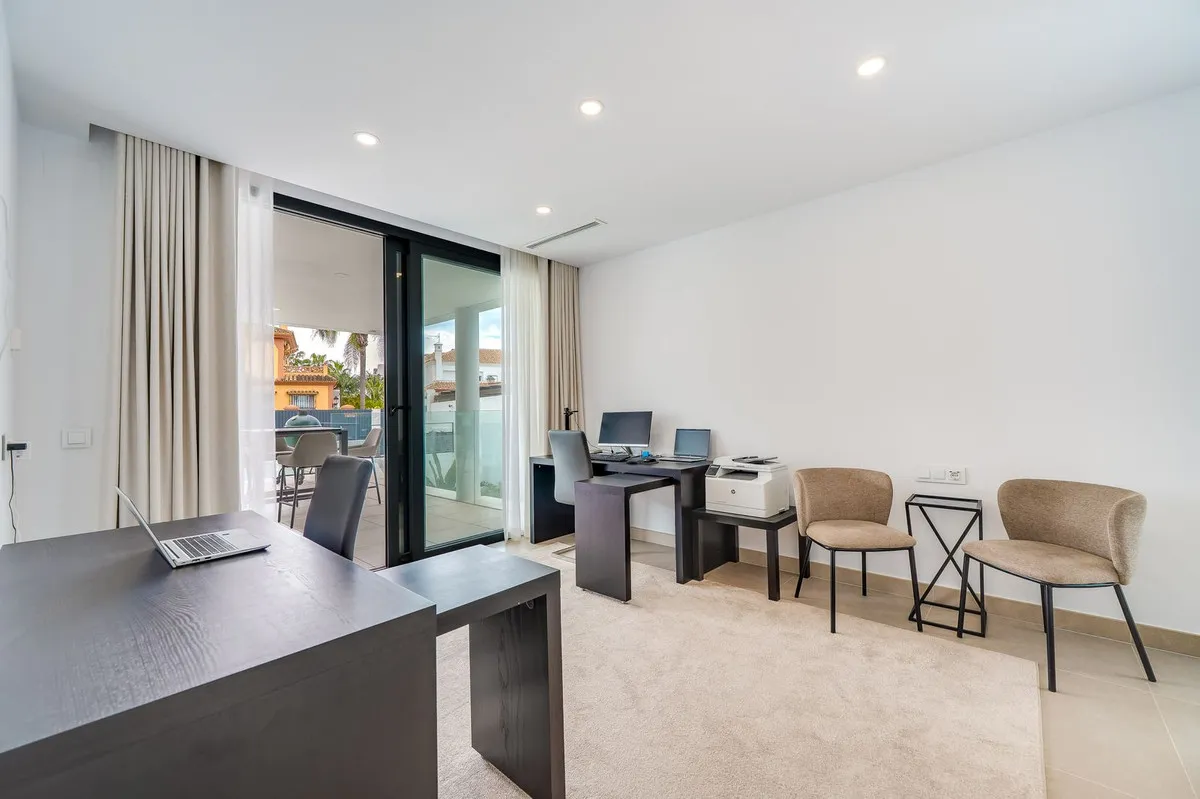 e2a0ee21-82aa-4033-91a2-0db71642f2f7