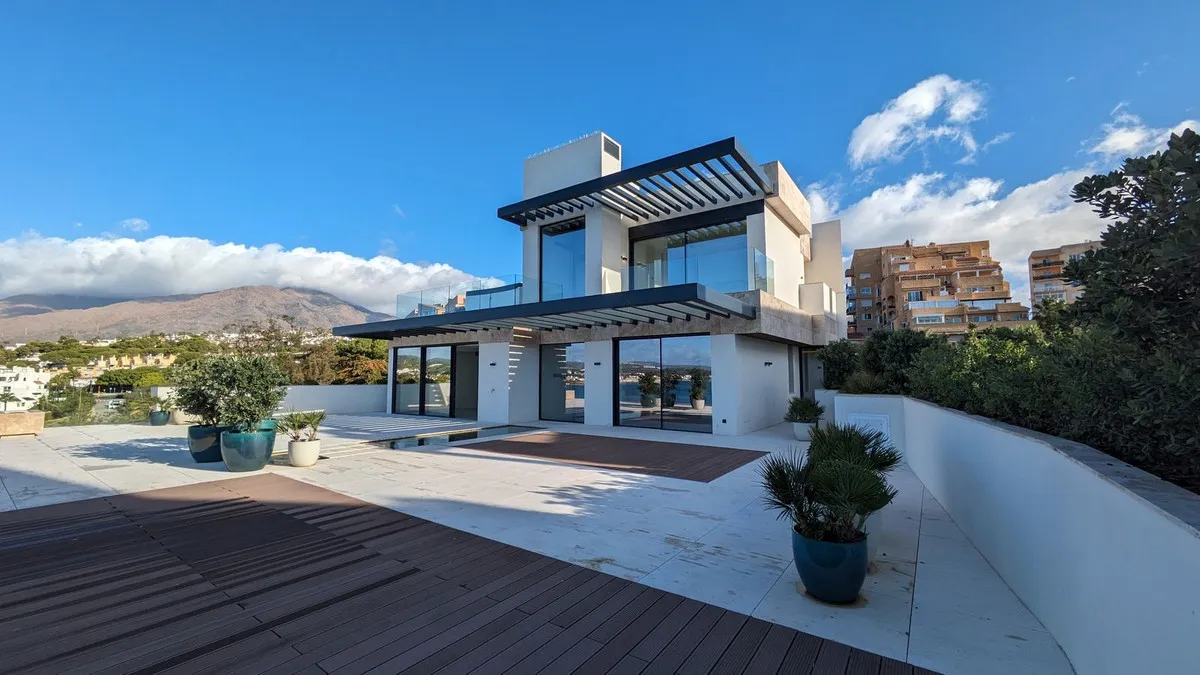 Panoramic Seafront Penthouse at Playa del Cristo