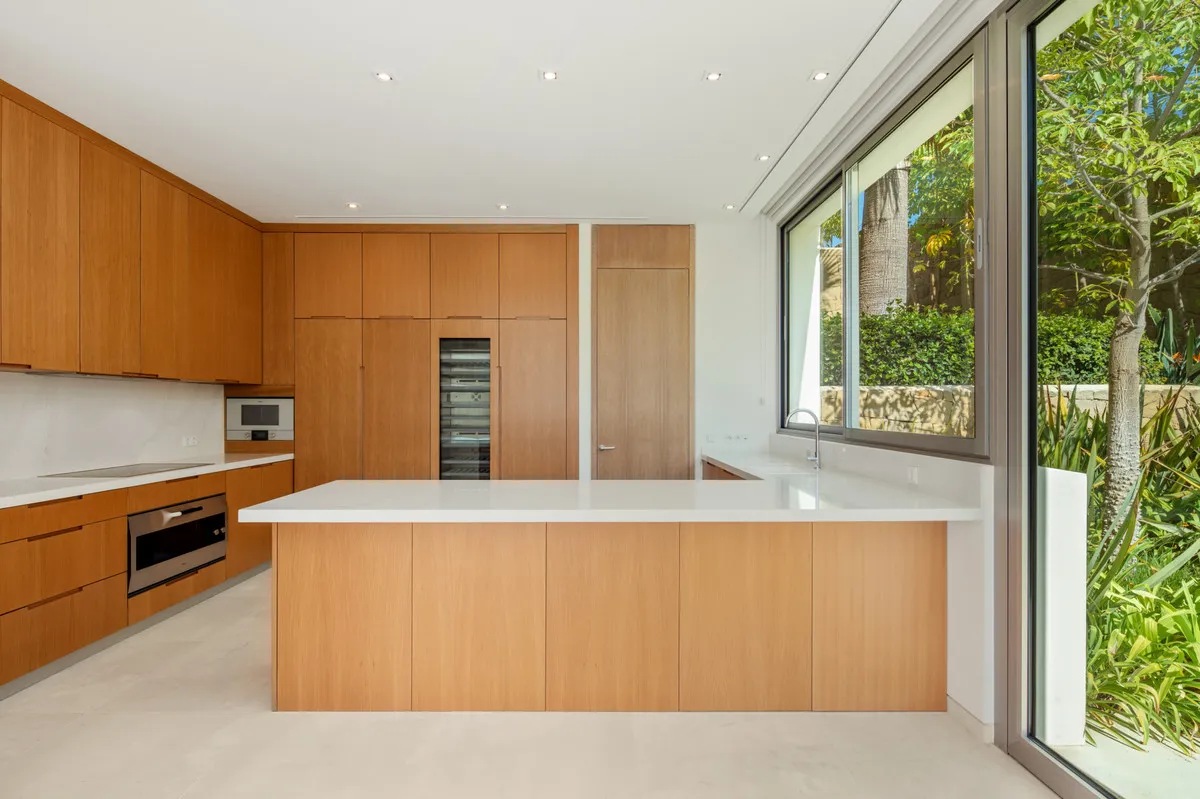 dbfff8e6-3991-49fd-87dd-e290acbf4d81