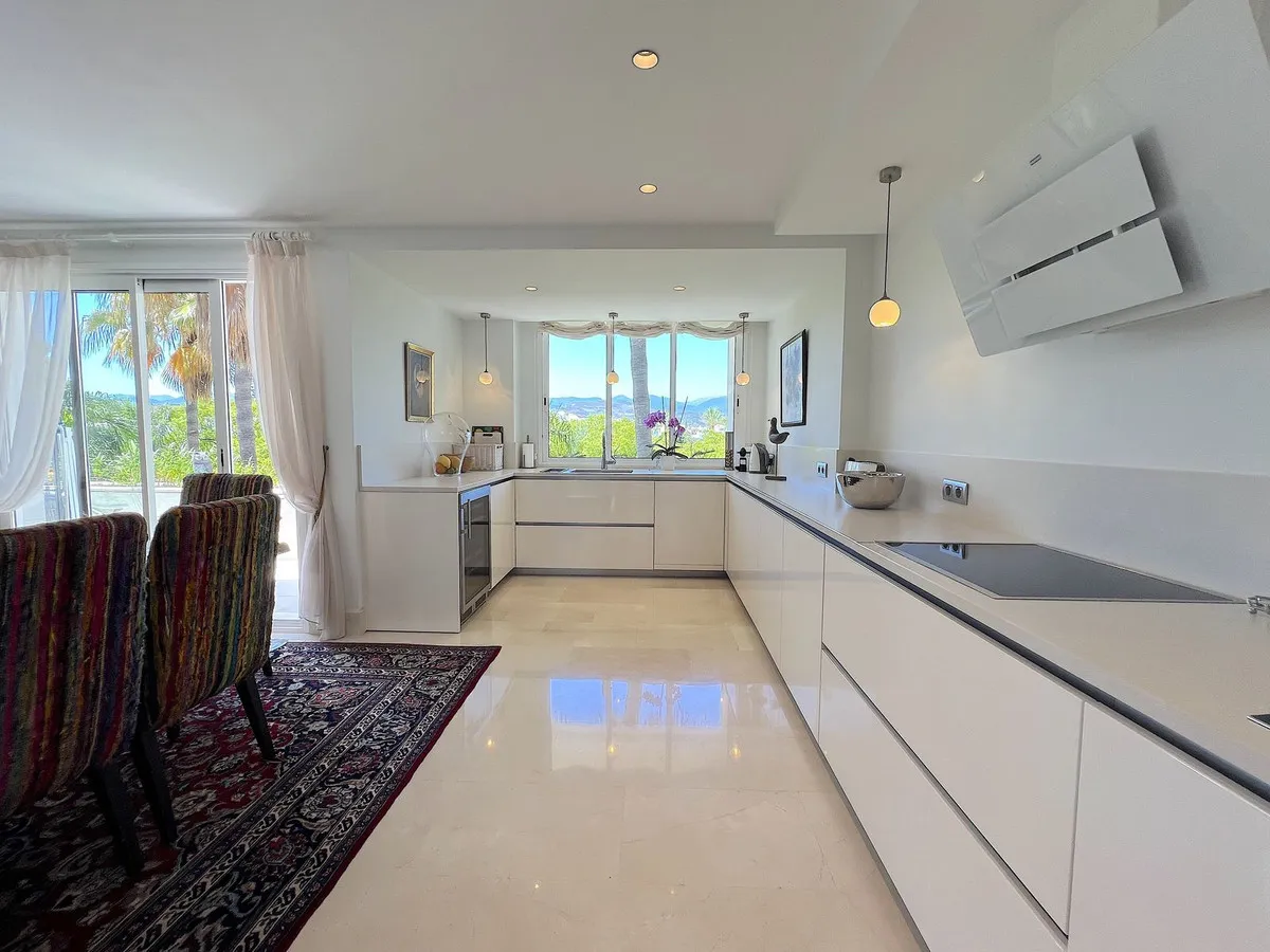 1f8d1f33-e541-4483-a4dc-3ba4f0b841bf