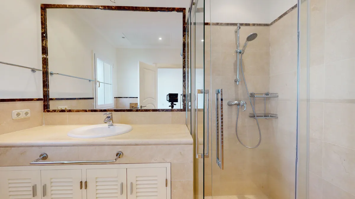 893c9646-32d1-4741-8b34-1167b0fb9b5c