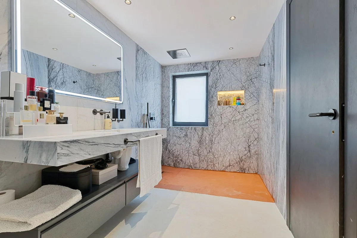 5d4780b9-3082-4c3d-8ef9-34024a83d17b