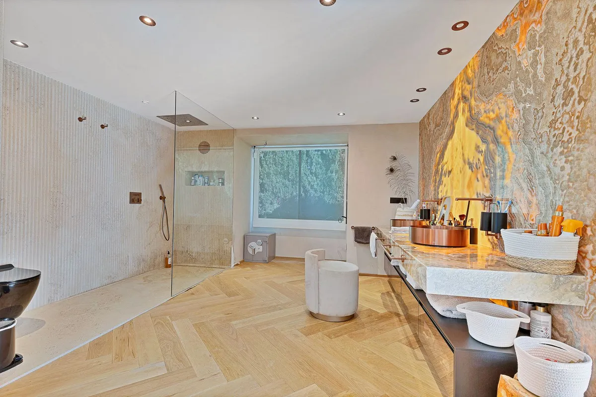 d6e137c3-fe74-49b0-9a8e-a6647bc32032