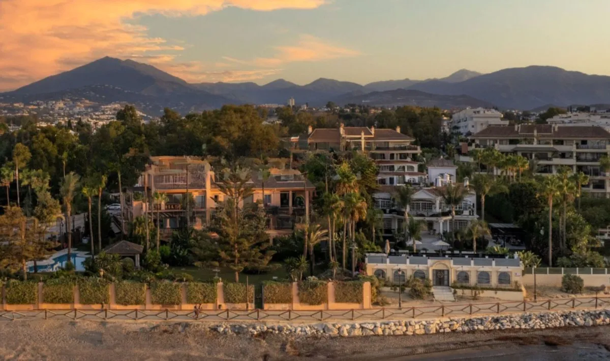 Luxury Beachfront Duplex Penthouse in Casa Nova, Puerto Banús
