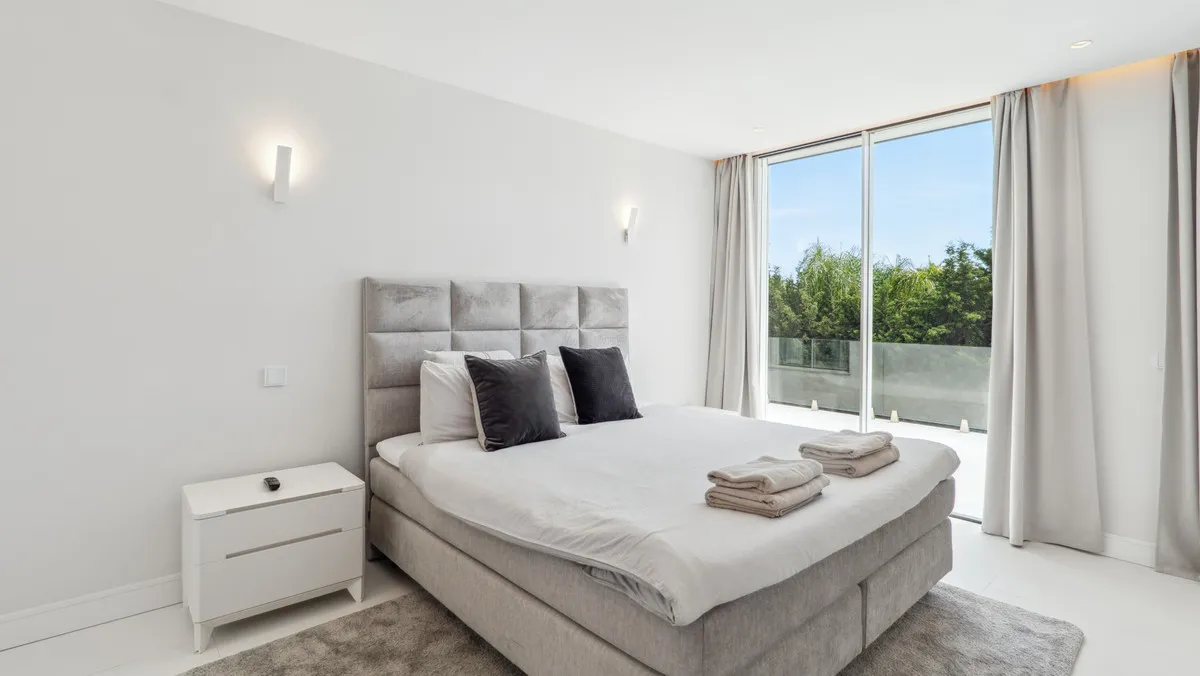 4cf12dcc-d757-42d6-b984-7cca12db4a9b