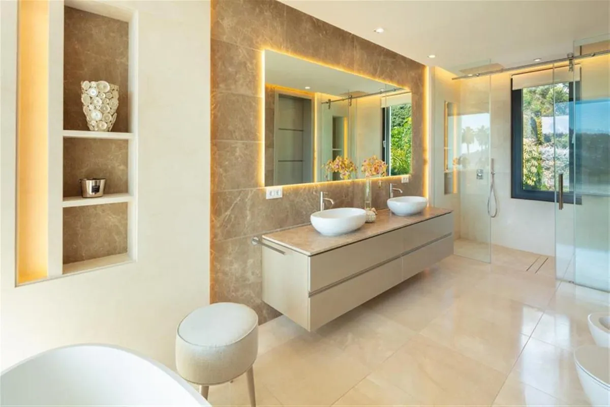 6305c7f3-a766-4b82-a185-9960e779e073