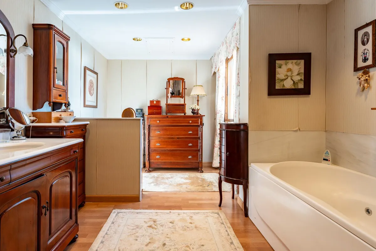 72c53b70-82a8-4b8a-9257-856320f96d58