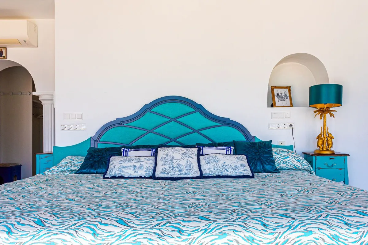 c30c83bb-d101-451f-92cc-385503095f3c