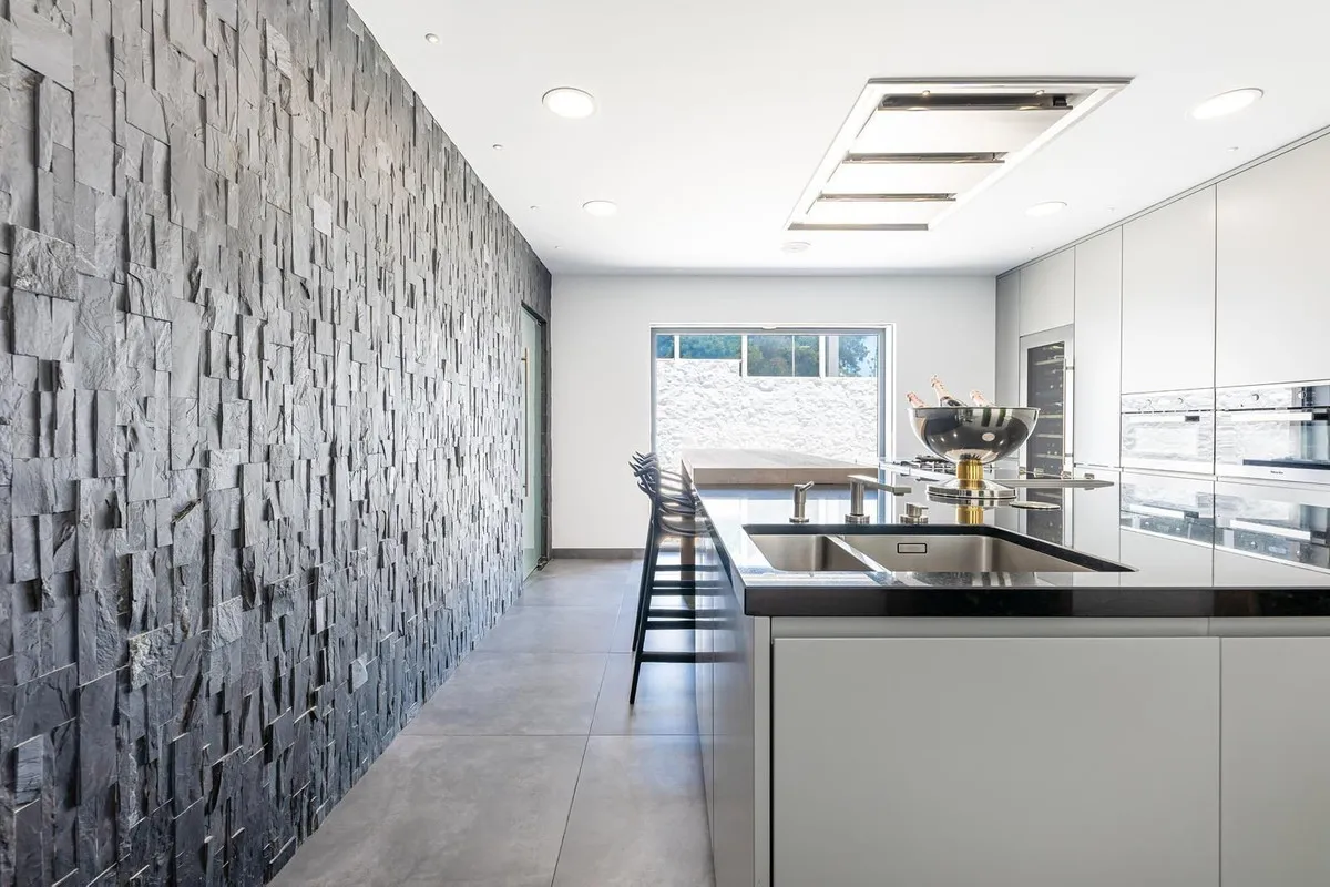 eb71067b-7500-4c28-94d3-421282b76a35